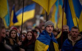 Jóvenes con banderas de Ucrania