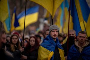 Jóvenes con banderas de Ucrania