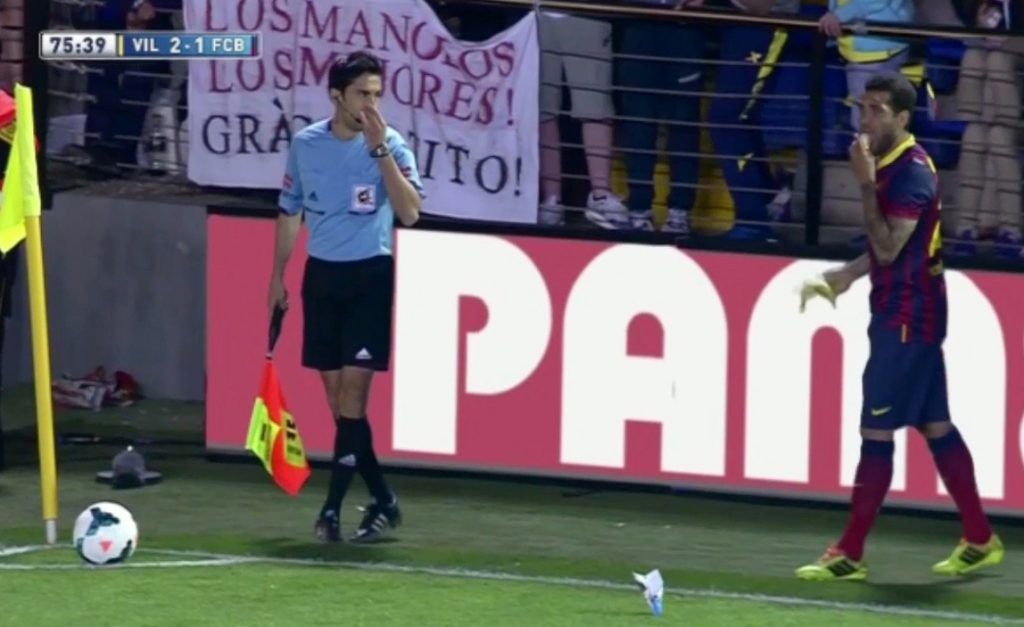 Dani Alves comiéndose un plátano
