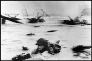 Soldado americano en el desembarco de Normandía en el D-Day. Robert Capa