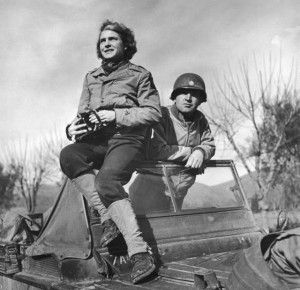 Margaret Bourke-White encaramada en un jeep del ejército de los EE.UU en un lugar indeterminado de Europa.