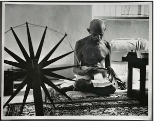 Mahatma Ghandi, de 76 años, retirado de la vida pública, se levantaba a las 4 de la mañana para trabajar con su rueca. 