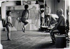 Pablo Ruiz Picasso juega con sus hijos en La Californie