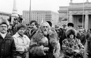 Manifestación junto al parque Gorky de Moscú, 1990-1991. Nótese la mujer de la derecha de la imagen como sostiene un lápiz y una pequeña libreta mientras mira de reojo. Los confidentes seguían haciendo su trabajo.