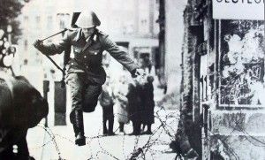 Soldado saltando el muro de Berlín