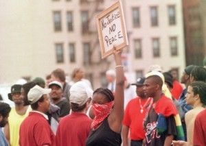 Manifestantes con slogans en Cincinnati en 2001