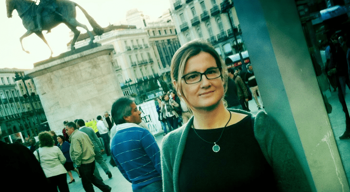 La periodista Carmela Ríos en la plaza del Sol de Madrid