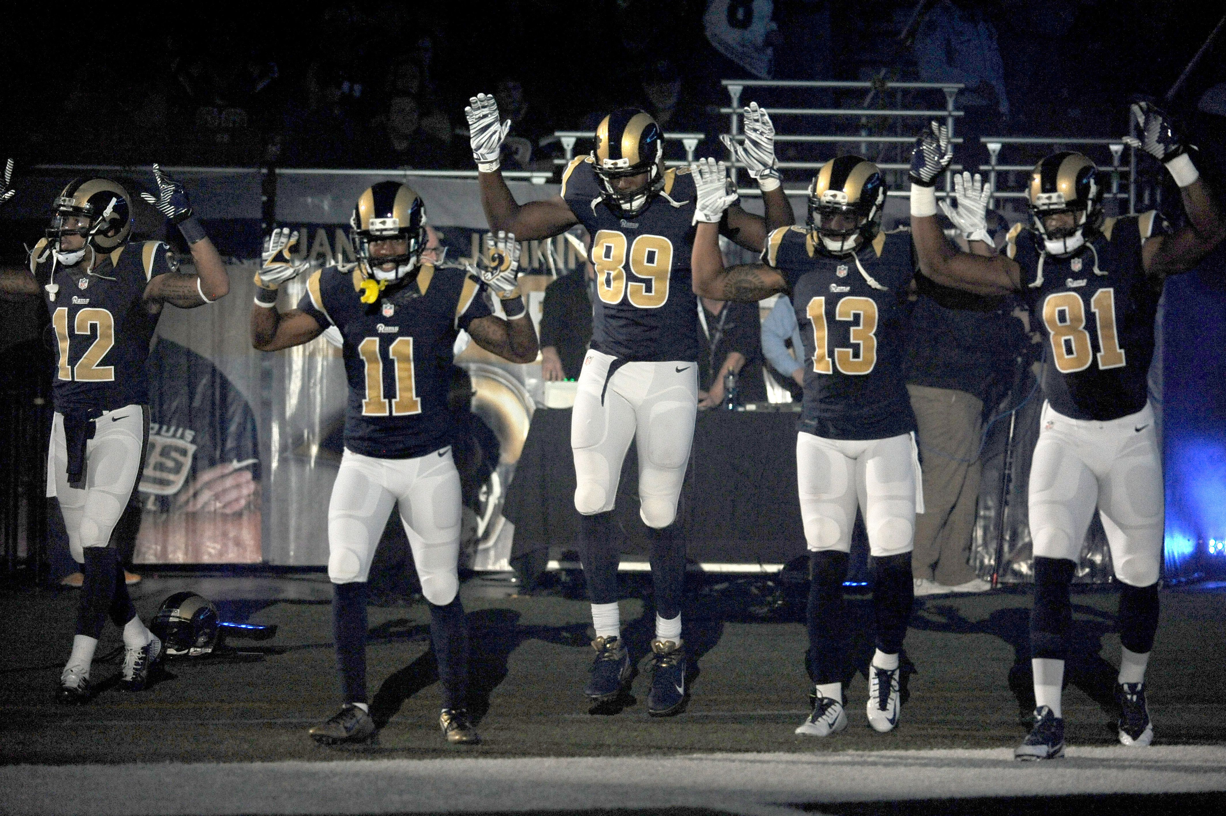 Los cinco jugadores de los Rams de St. Louis al saltar al campo el domingo 30 de noviembre de 2014. (AP Photo/L.G. Patterson)
