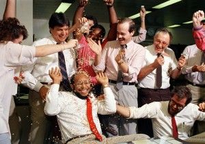 Michel DuCille, sentado, está siendo cubierto con confetti por compañeros de trabajo después de ganar el Premio Pulitzer por su reportaje fotográfico sobre los adictos al crack en 1988. Foto: Kathy Willens / AP 