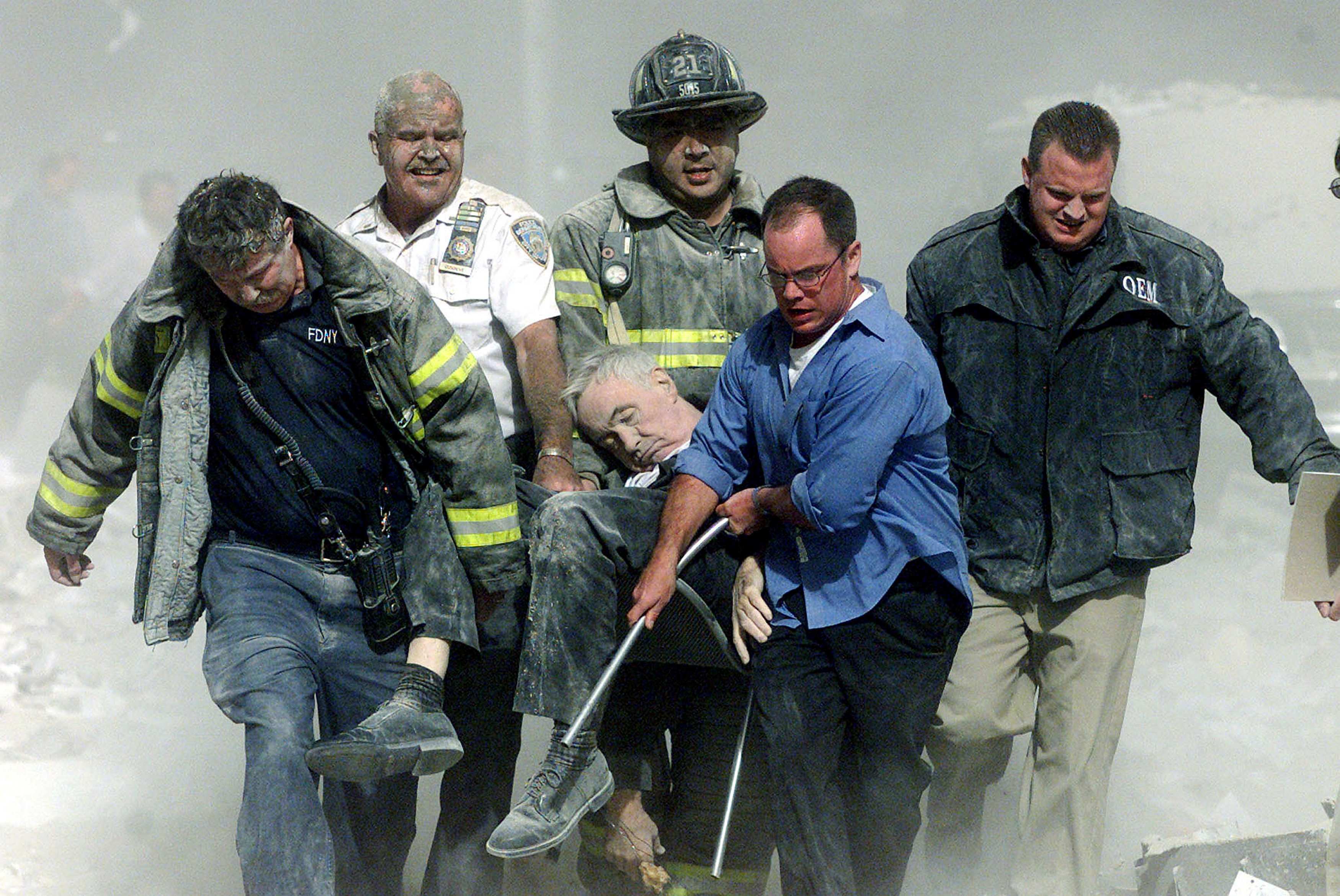 2001 год терроризм. Спасатели 11 сентября 2001. Теракт в Нью-Йорке 11 сентября 2001. Башни Близнецы 11 сентября жертвы. Число погибших 11 сентября 2001.