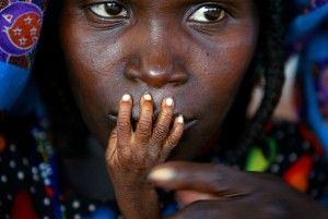  Los dedos de desnutridos de un año de edad Alassa Galisou se presionan contra los labios de su madre Fatou Ousseini en una clínica de alimentación de emergencia en la ciudad de Tahoua en el noroeste de Níger, en esta foto de archivo del 01 de agosto 2005. REUTERS / Finbarr O'Reilly