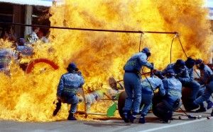 Sprays de gasolina en el coche de Fórmula Uno de carreras de Jas Verstappen segundo de Netherland antes el coche y el equipo de Benetton Ford atrapados en el fuego durante el repostaje en el Gran Premio de Alemania de F-1 en Hockenheim en esta foto de archivo del 31 de julio 1994. Joachim Herrmann
