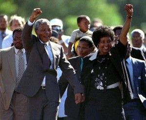Nelson Mandela, acompañado de su esposa Winnie, sale de la prisión Victor Verster, cerca de Ciudad del Cabo después de pasar 27 años en las cárceles del apartheid en esta foto de archivo del 11 de febrero 1990. REUTERS / Ulli Michel /