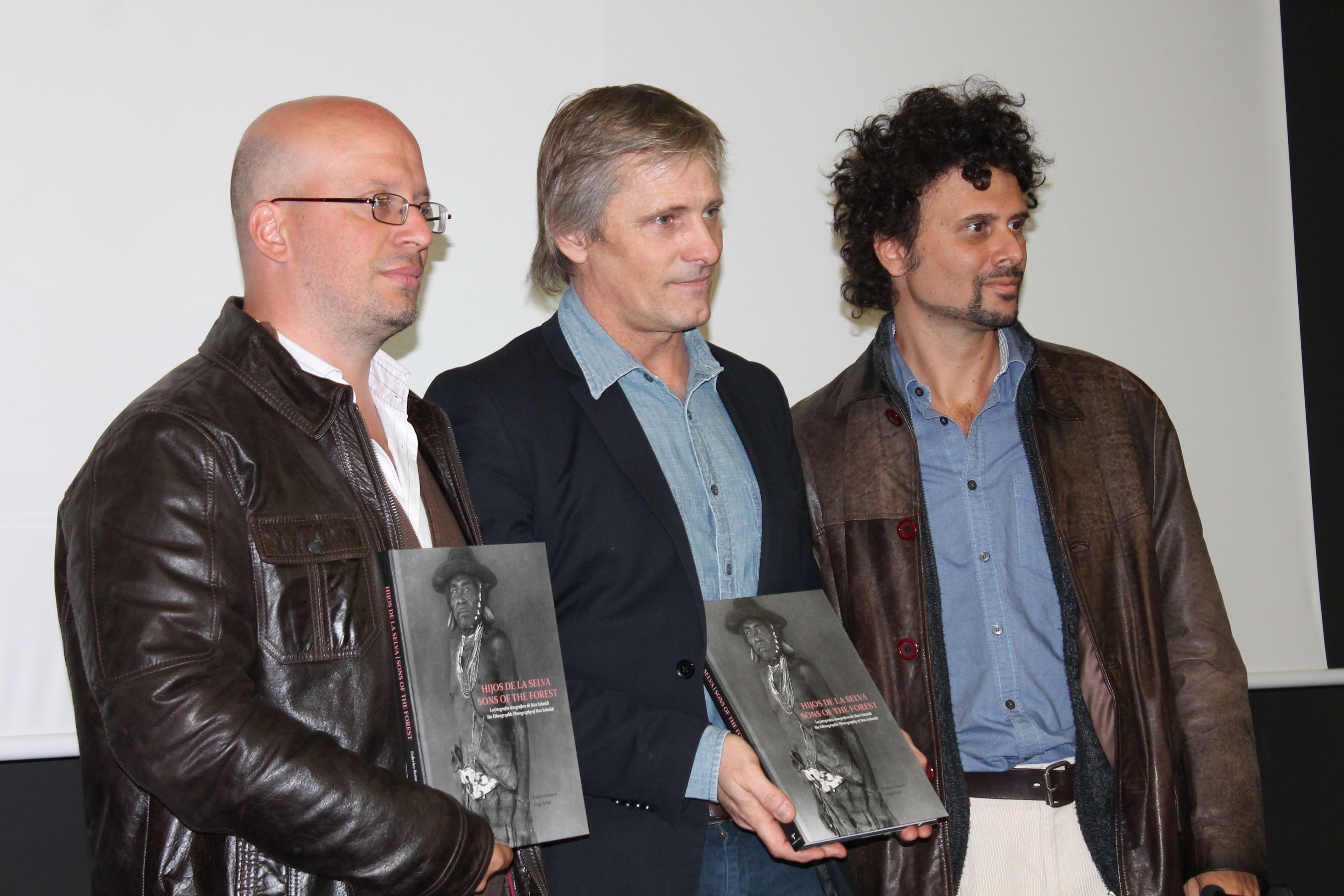 En la foto, Viggo Mortensen acompañado de los antropólogos argentinos Diego Villar y Federico Bossert