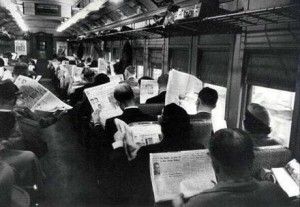 Lectores pre-digitales en un tren de Estados Unidos