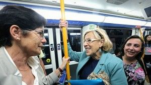Manuel Carmena, alcaldesa de Madrid, viajando en metro