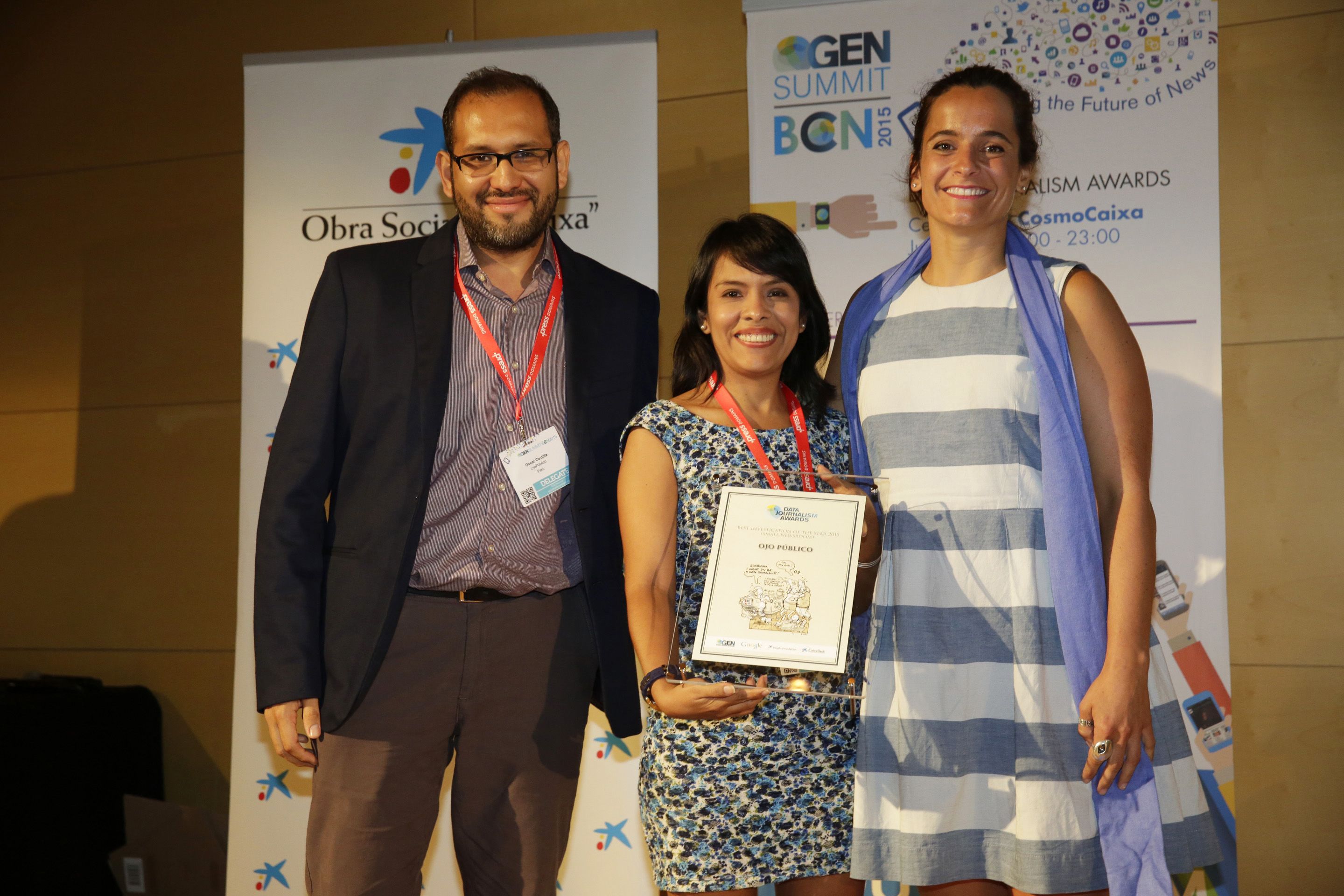 Nelly Luna Amancio, en el centro de la imagen, sostiene el premio de los Data Journalism Awards 2015