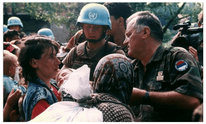 Mladic con los cascos azules, una de las imágenes propagandísticas de los serbios
