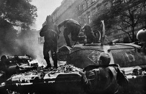 Fotograma escogido de la primavera de Praga de 1968. Foto: Josef Koudelka/Magnum Photos