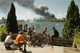 Foto publicada en 2006 sobre el ataque a las Torres Gemelas de Nueva York. La falta de preocupación que muestran los jóvenes fue motivo de controversia. Foto: Thomas Hoepker/Magnum Photos