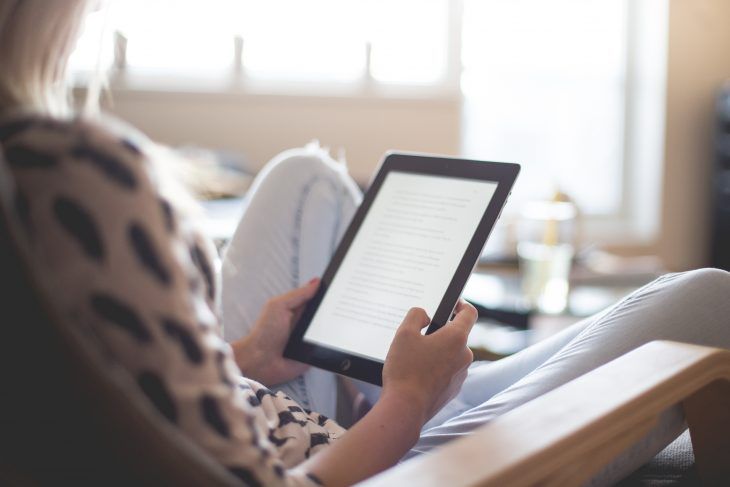 Lectura en el sofá de los mejores artículos