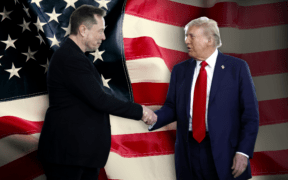 Elon Musk y Donald Trump sellando su acuerdo electoral