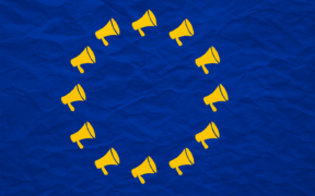 Bandera europea formada por megáfonos