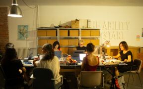 Jornada de catalogación en la Fanzinoteca.