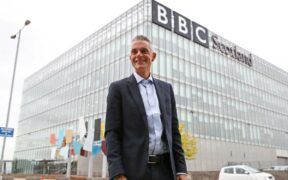 Tim Davie dimite como director general de la BBC